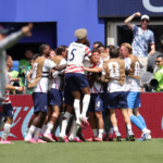 Jugadores festejan el triunfo de Estados Unidos en el Mundial tras ganarle a Australia