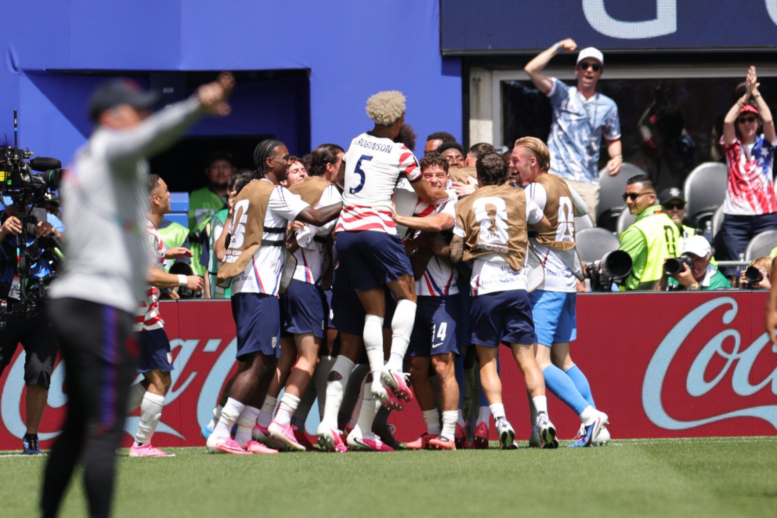 Jugadores festejan el triunfo de Estados Unidos en el Mundial tras ganarle a Australia