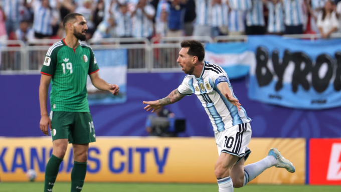 Lionel Messi durante la jugada que generó dudas en el partido Argentina-Argelia.