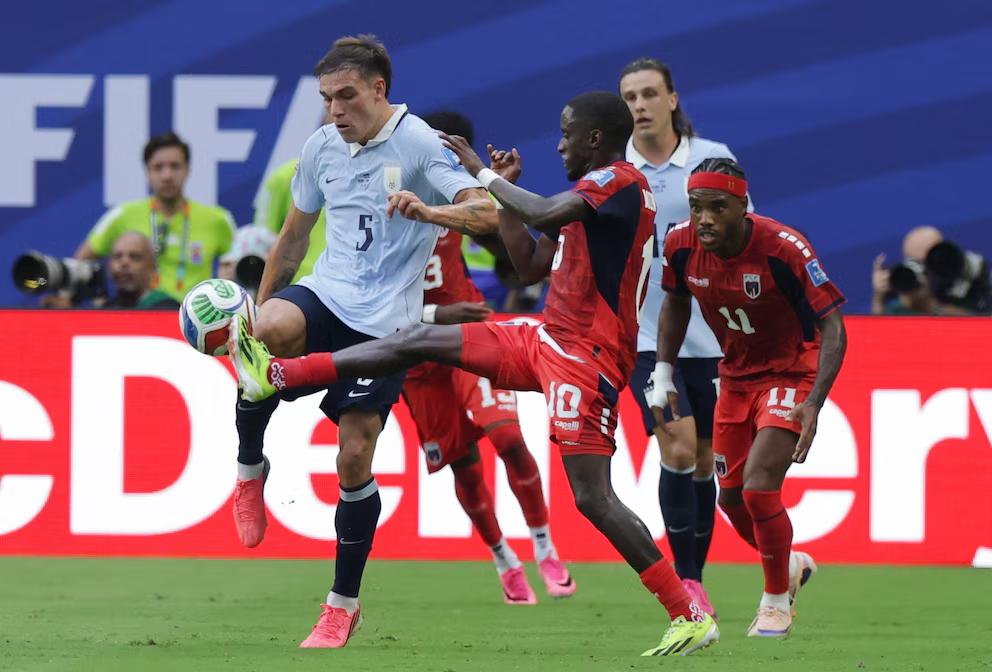 El delantero Helio Varela define ante el arco vacio tras el error de Fernando Muslera en el partido uruguay vs cabo verde mundial 2026