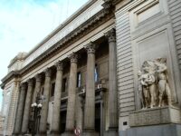 Fachada de la casa central del Banco República en Ciudad Vieja.