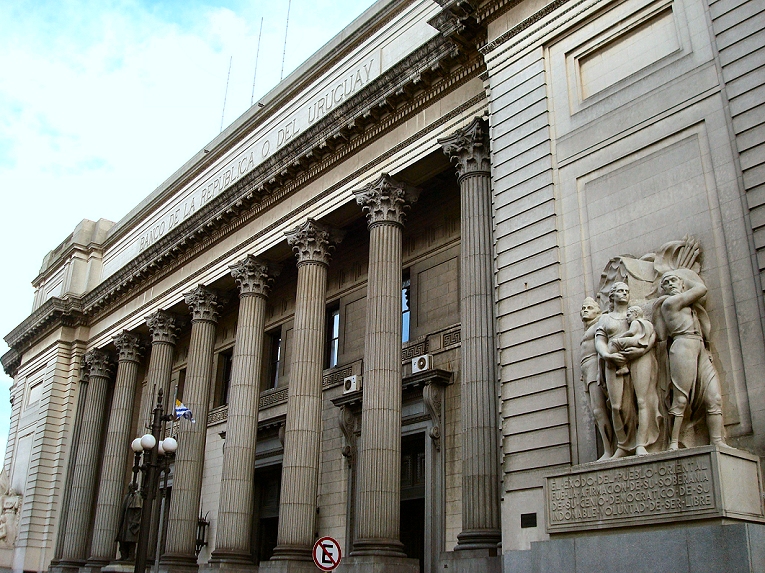 Fachada de la casa central del Banco República en Ciudad Vieja.