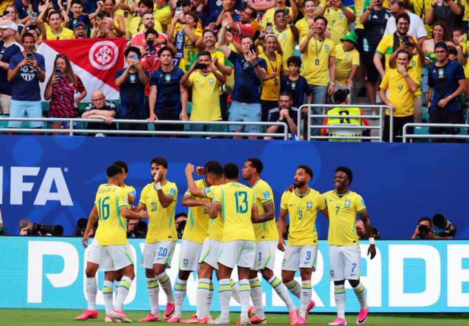 Jugadores de Brasil celebrando uno de los tres goles ante Escocia