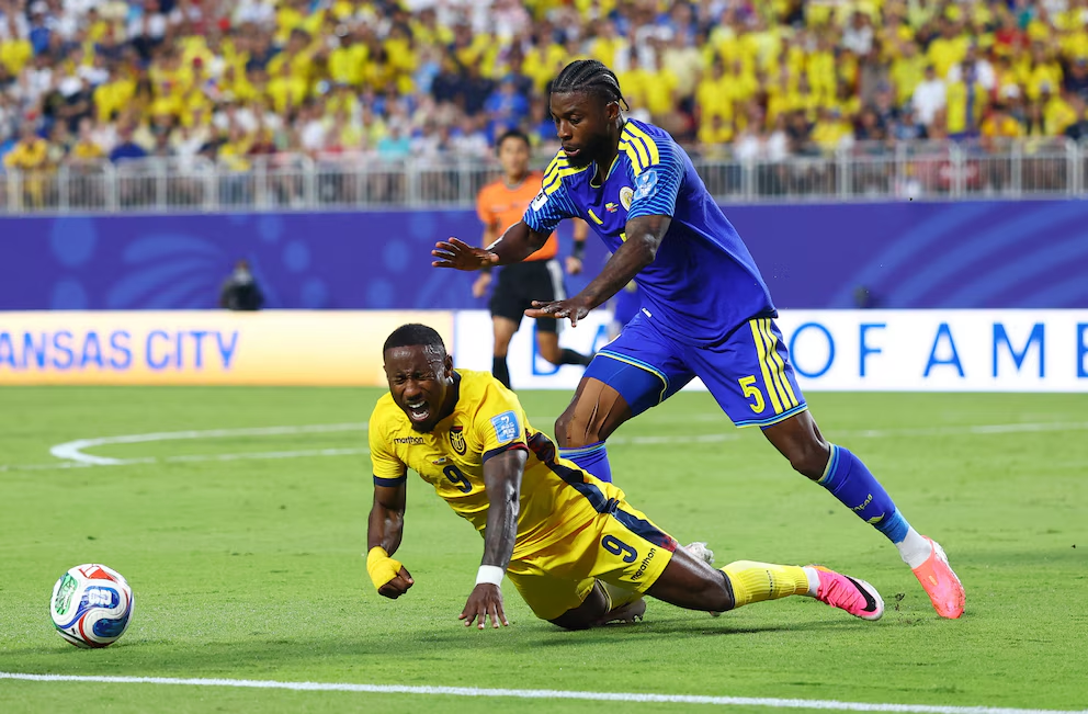 Soccer Football - FIFA World Cup 2026 - Group E - Ecuador v Curacao - Kansas City Stadium, Kansas City, Missouri, U.S. - June 20, 2026 Ecuador's John Yeboah in action with Curacao's Sherel Floranus REUTERS/Hannah Mckay