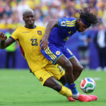Enner Valencia buscando el gol en el partido Ecuador vs Curazao