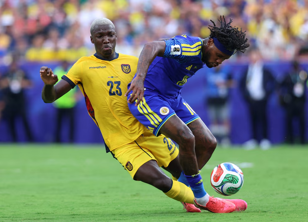 Enner Valencia buscando el gol en el partido Ecuador vs Curazao