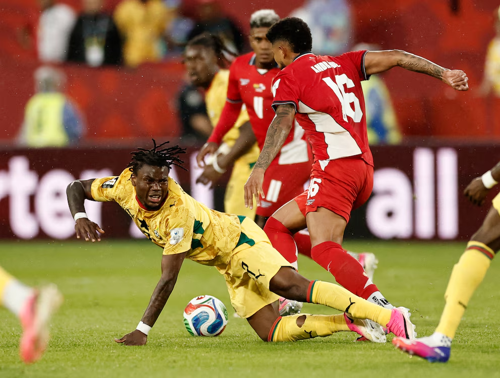 Jordan Ayew, capitán de Ghana, en una jugada ante la defensa de Panamá