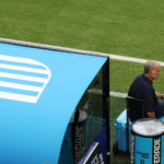 Jugadores consultando la tabla de posiciones en el Mundial 2026
