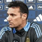 Lionel Scaloni analizando la actuación de Lionel Messi tras el partido