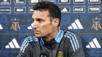 Lionel Scaloni analizando la actuación de Lionel Messi tras el partido