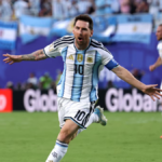 Lionel Messi rematando al arco frente a los defensas de Argelia.