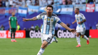 Lionel Messi rematando al arco frente a los defensas de Argelia.