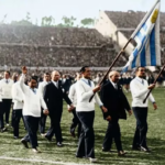 Jugadores de la selección de Uruguay dan la vuelta olímpica tras ganar el primer mundial de fútbol