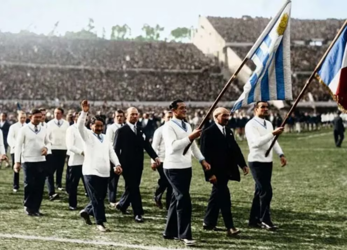 Jugadores de la selección de Uruguay dan la vuelta olímpica tras ganar el primer mundial de fútbol