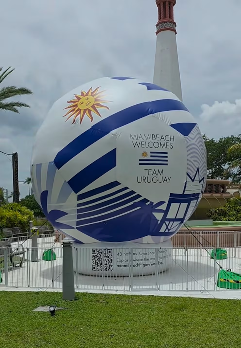 Fanáticos charrúas que solían visitar la pelota inflable gigante de Uruguay en Miami Beach