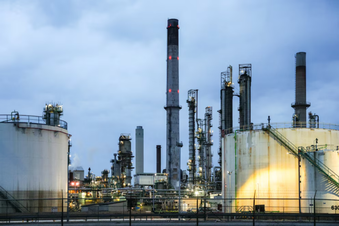 Gráfico de cotización del precio del petróleo cayendo