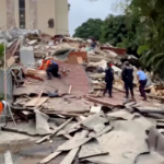 Equipos de rescate trabajando en un edificio colapsado en Caracas tras el terremoto