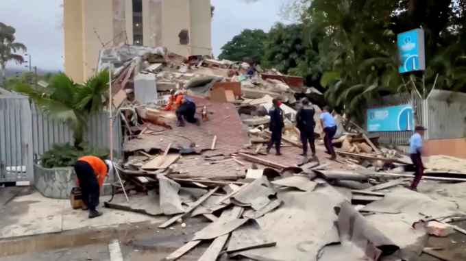 Equipos de rescate trabajando en un edificio colapsado en Caracas tras el terremoto