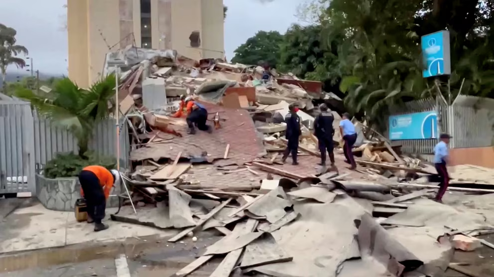 Equipes de resgate trabalhando em um prédio que desabou em Caracas após o terremoto