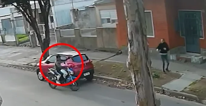 Cámara de seguridad registra un robo a mano armada en Maroñas contra una mujer