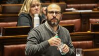 El diputado Sebastián Valdomir en su oficina del Palacio Legislativo