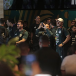 Multitud de aficionados con banderas esperan a la Selección Mexicana en Guadalajara