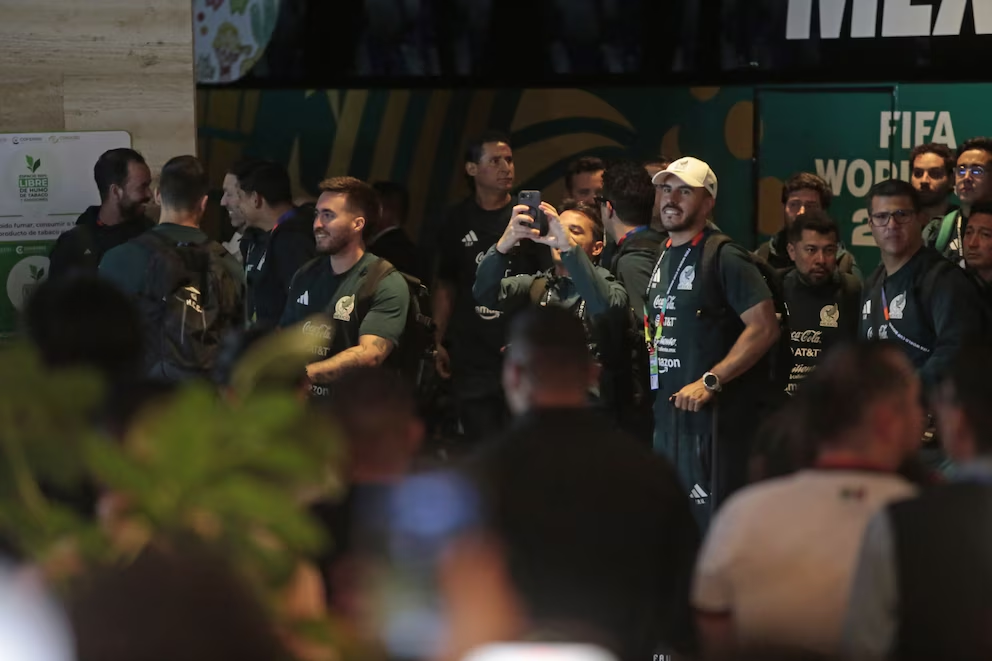 Multitud de aficionados con banderas esperan a la Selección Mexicana en Guadalajara