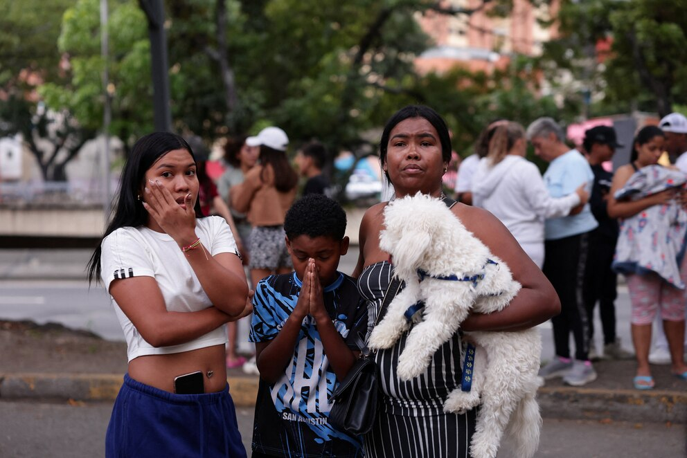 Reações de pessoas reunidas após terremoto em Caracas, Venezuela, 24 de junho de 2026 REUTERS/Gaby Oraa