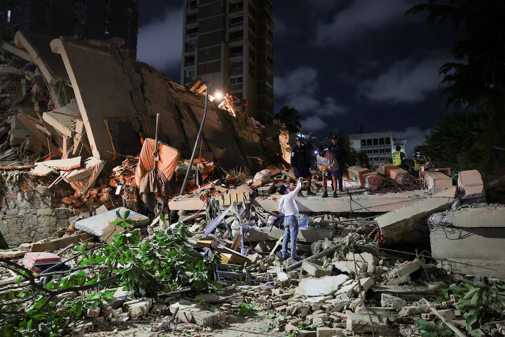 Serviços de emergência trabalham no local de desabamento de prédio após terremoto em Caracas, Venezuela, 24 de junho de 2026 REUTERS/Gaby Oraa