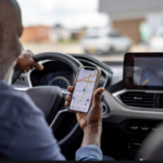 Usuario verificando la seguridad frente a choferes truchos Uber Cabify en Montevideo