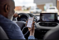 Usuario verificando la seguridad frente a choferes truchos Uber Cabify en Montevideo