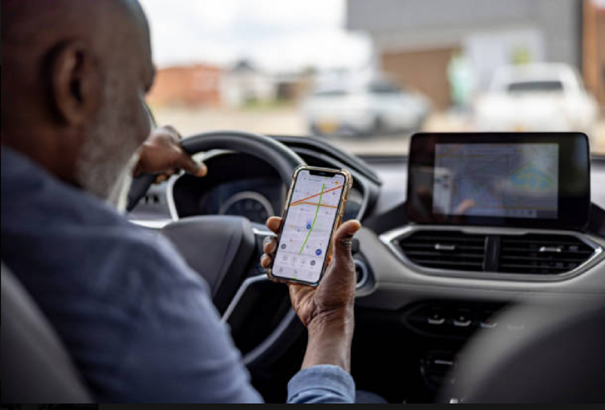Usuario verificando la seguridad frente a choferes truchos Uber Cabify en Montevideo