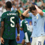 Spieler aus Uruguay und Saudi-Arabien kämpfen bei der Weltmeisterschaft 2026 um den Ball.