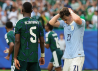 Giocatori dell'Uruguay e dell'Arabia Saudita si contendono la palla ai Mondiali del 2026.