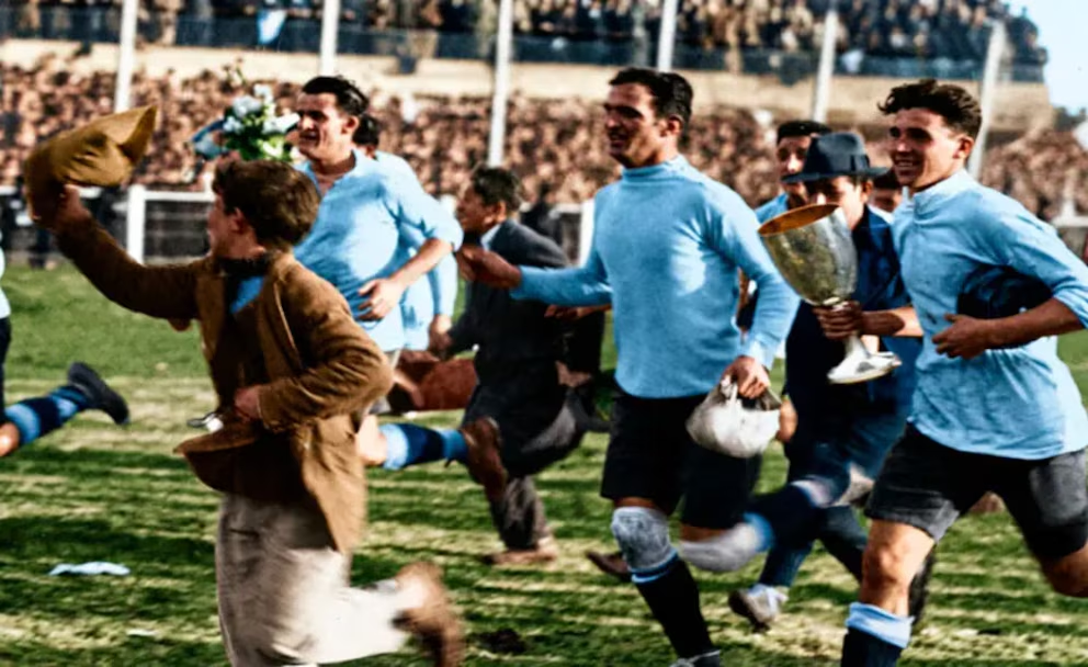 Entrega de la copa Jules Rimet en el primer mundial de fútbol de 1930