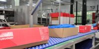 Botellas de vino uruguayo exhibidas en un mercado internacional.