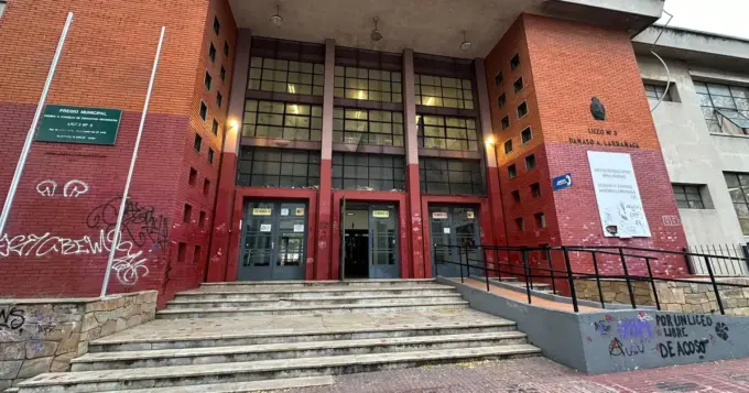 El lado oculto de las asambleas docentes: paredes rotas y desahogos por ChatGPT